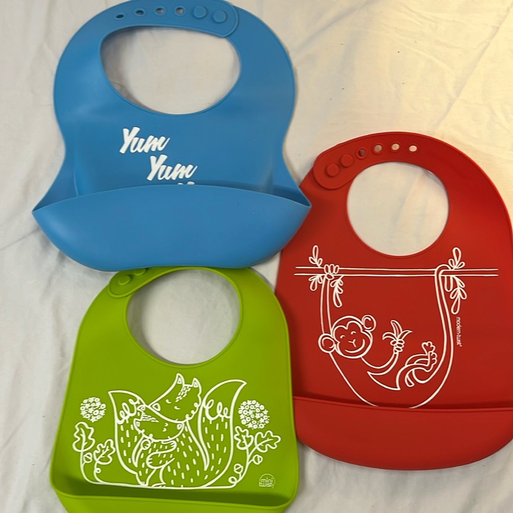 Modern-twist silicone bib bundle
